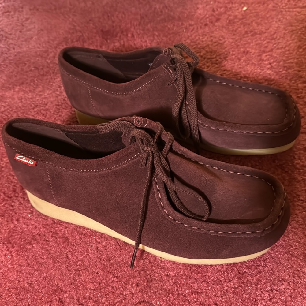 Clarks Wallabees ankle shoes Sz 9 burgundy suede w/ crepe soles